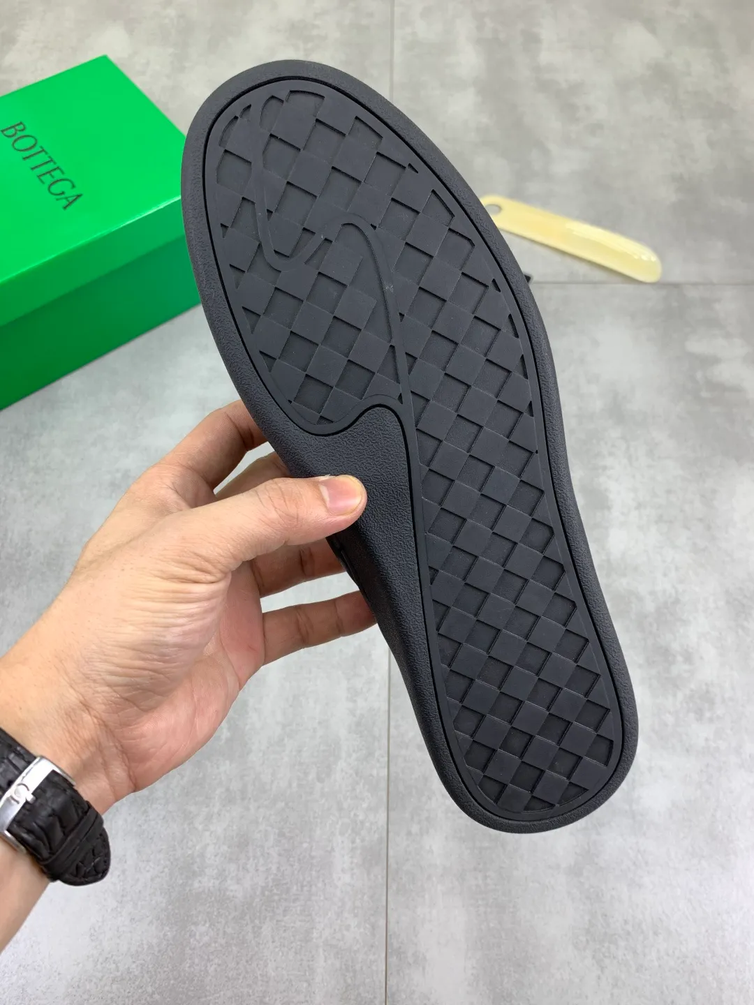 Men's shoes 💰P520 [New model] Water-dyed cow leather 💰High-quality business casual shoes 💎💎💎 BOTTEGA VENETA official website synchronizes the latest top version of BV in the market, accepts material comparison, shoe type comparison, process comparison, practical and textured, versatile and suitable for any occasion, the more you look at it, the more flavorful it becomes. Pure hand-woven craftsmanship - Upper material, hand-woven calfskin imported from Italy 🇮🇹 - High-quality water-dyed cowhide lining - Original private model customized outsole -Size: 39-45 Color: black or brown optional
